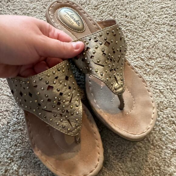 Clarks Artisan Gold Embellished Thong Sandals w/ Short Heel Size 7 Leather - Picture 2 of 12